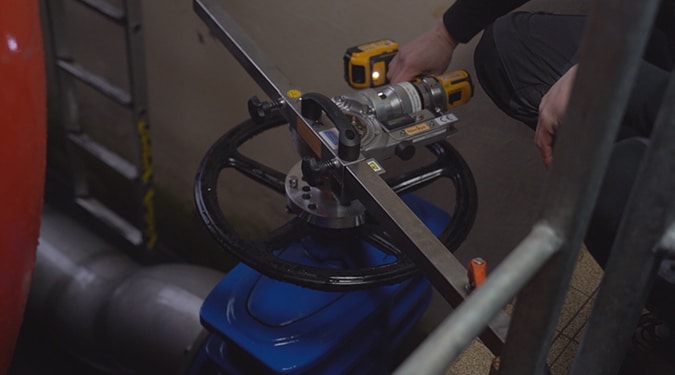 Manœuvre de vannes dans les usines de production d'eau potable